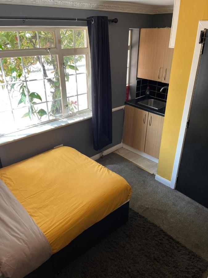 Hatfield Save-Money Rooms - 10Over10 For Price! 外观 照片
